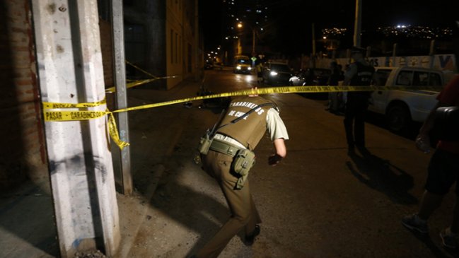 Un muerto a balazos y un auto volcado en incidente en Santiago Centro