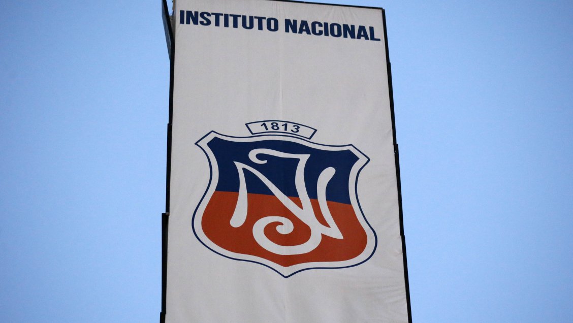 Revisión de mochilas en Instituto Nacional: Incautan botellas, mechas y parafina