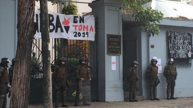 Carabineros desalojó toma en el Internado Nacional Barros Arana
