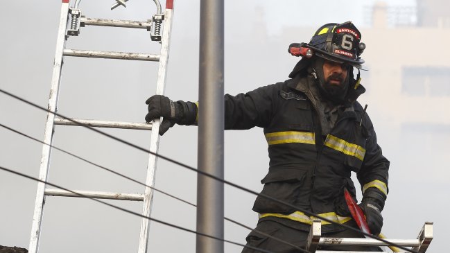 Incendio consumió bodega de empresa de buses en Estación Central