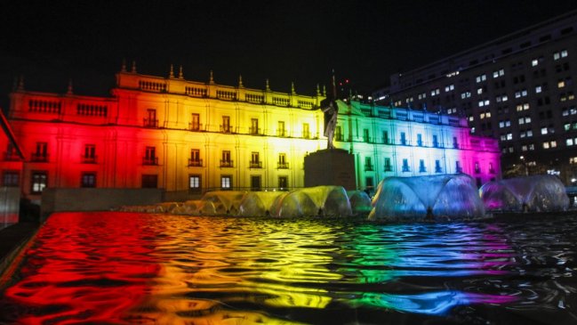 Fundación Iguales: Necesitamos más avances legislativos que luces en La Moneda