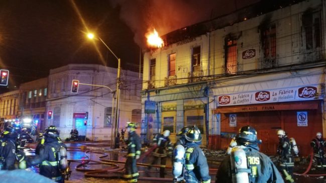 Dos locales comerciales afectados dejó incendio en Valparaíso