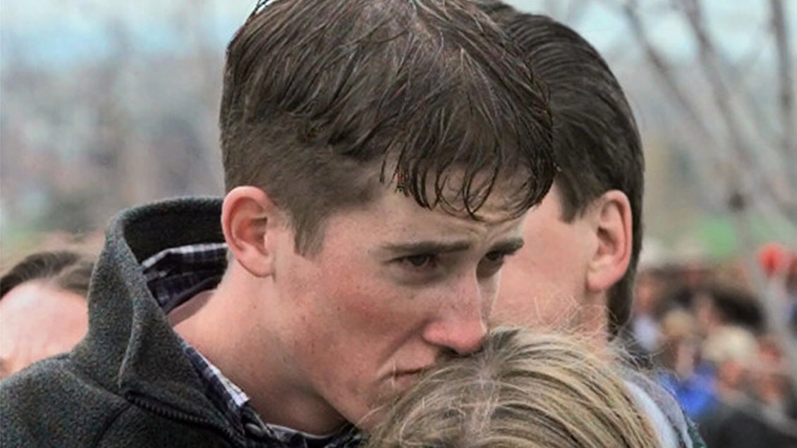 Sobreviviente de la masacre de Columbine fue encontrado muerto en su casa