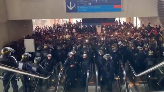 Migrantes protestaron en el aeropuerto Charles de Gaulle exigiendo regularizar sus papeles