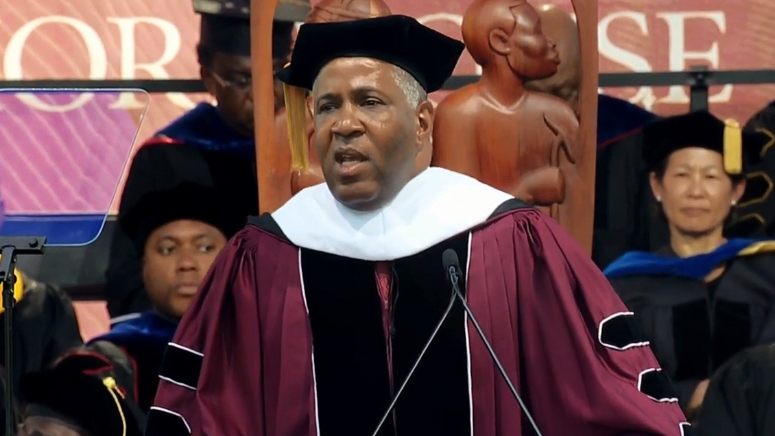 Millonario pagará los créditos universitarios de casi 400 estudiantes en EE.UU.