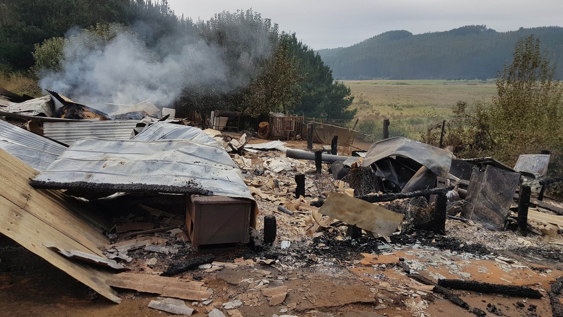 Queman dos viviendas en ataque incendiario en Tirúa