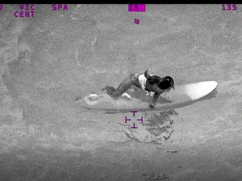 Aferrada a su tabla: Surfista sobrevivió ocho horas a la deriva en el mar de Pichidangui