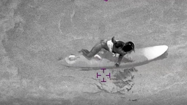 Aferrada a su tabla: Surfista sobrevivió ocho horas a la deriva en el mar de Pichidangui