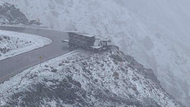 Camión casi desbarrancó en las curvas del Paso Los Libertadores