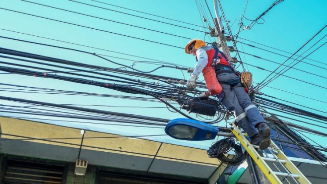 Comienza segunda etapa de retiro de cables sin uso en el centro de Chillán
