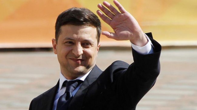 El comediante Vladímir Zelenski se estrenó como presidente de Ucrania disolviendo el Parlamento