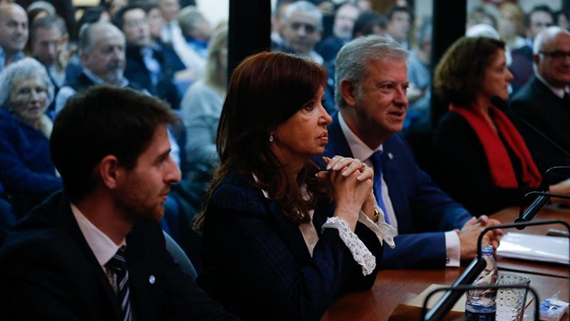 Sin hablar y sentada con su abogado: La primera jornada de juicio contra Cristina Fernández
