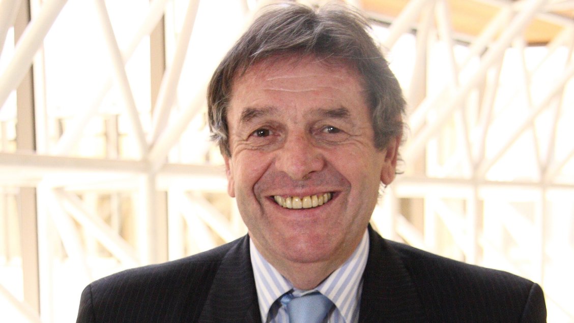 Senado aprobó incorporación del ex senador Gazmuri al directorio de TVN