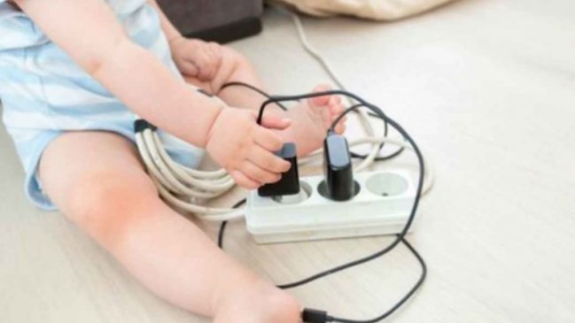 Bebé murió electrocutada por un cargador de celular en India