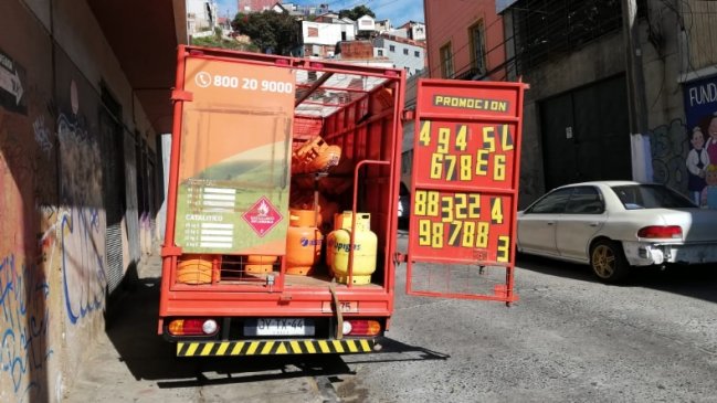 Fornido delincuente escapó con dos balones de gas al hombro pero fue capturado