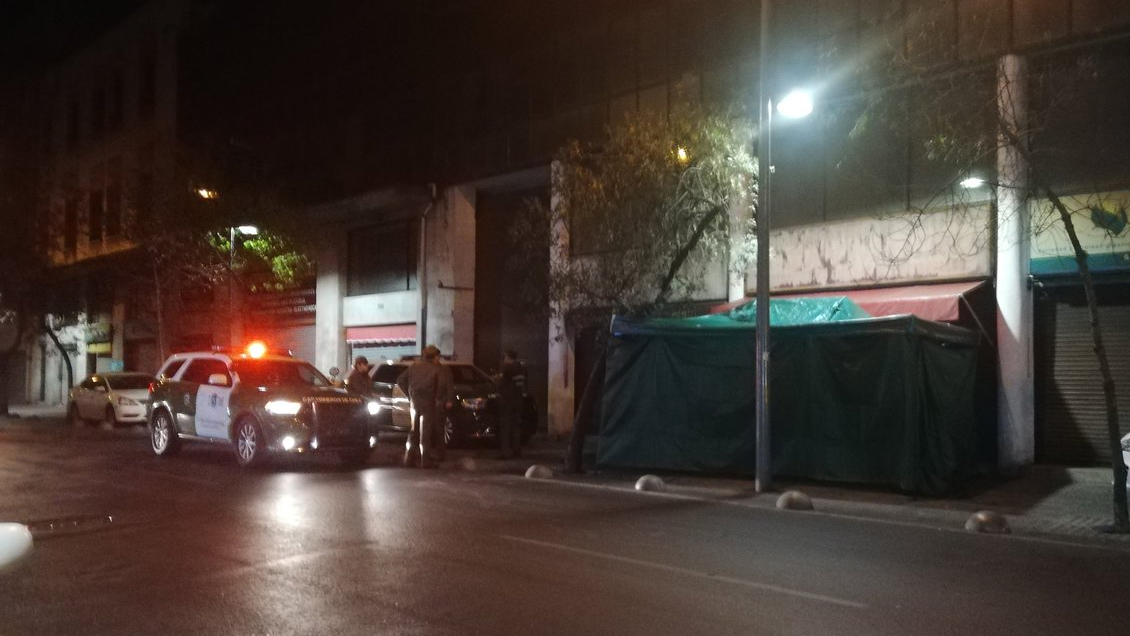 Hombre fue encontrado muerto en la vía pública en Santiago Centro