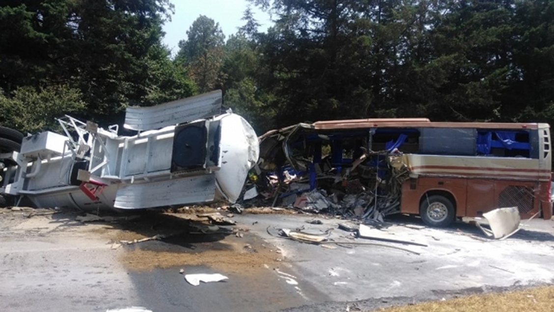 Bus de staff de Marco Antonio Solís chocó con camión de combustible