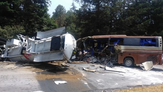 Bus de staff de Marco Antonio Solís chocó con camión de combustible