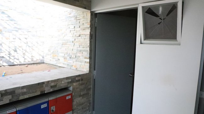 Desconocidos rompieron vidrios y robaron espejos en baño público sin inaugurar en Iquique