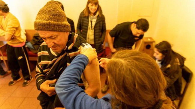 Vacunan contra la influenza a personas en situación de calle en Chillán