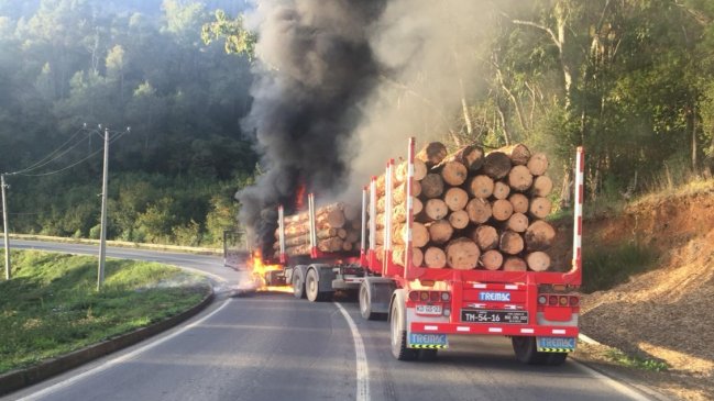 Dos camiones fueron quemados en ataque incendiario en Biobío