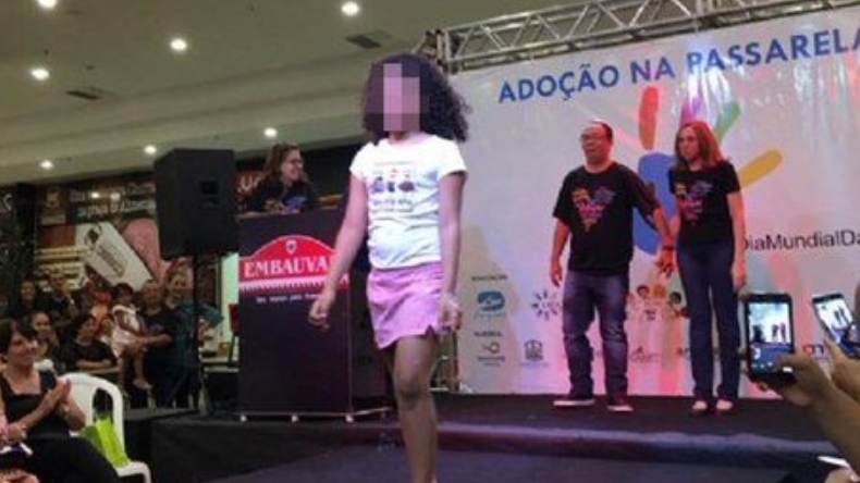 Repudio en Brasil por menores que desfilaron en pasarela para ser adoptados