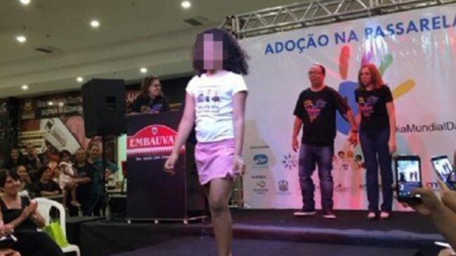 Repudio en Brasil por menores que desfilaron en pasarela para ser adoptados