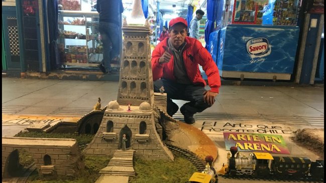 Esculturas de arena maravillan a transeúntes en el centro de Antofagasta