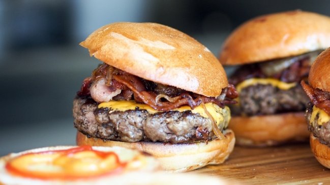 Mujer dio a luz en un local de comida rápida y pidió una hamburguesa para celebrar