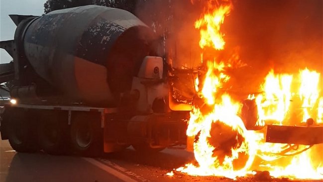 Encapuchados quemaron un camión en la ruta que une Cañete con Tirúa