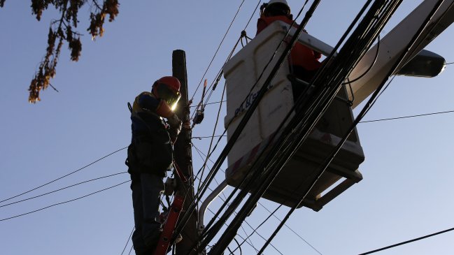 Fuertes ráfagas de viento dejan sin electricidad a varios sectores de Santiago