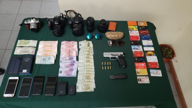 Detienen a sujeto acusado de robar equipos electrónicos y dinero a siete turistas en Valparaíso
