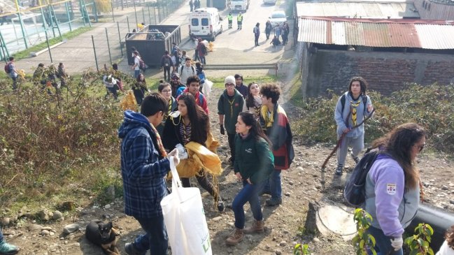 Más de 1.300 scouts limpian ribera del Río Cautín en Temuco