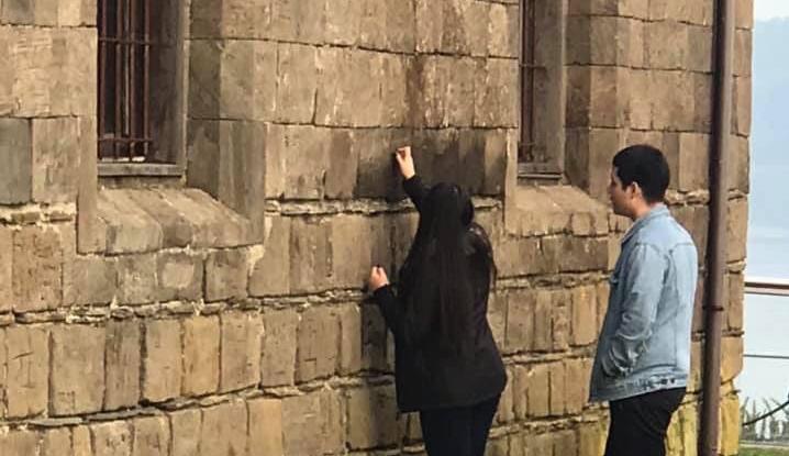 Inician investigación contra jóvenes acusados de rayar muro histórico en el Día del Patrimonio