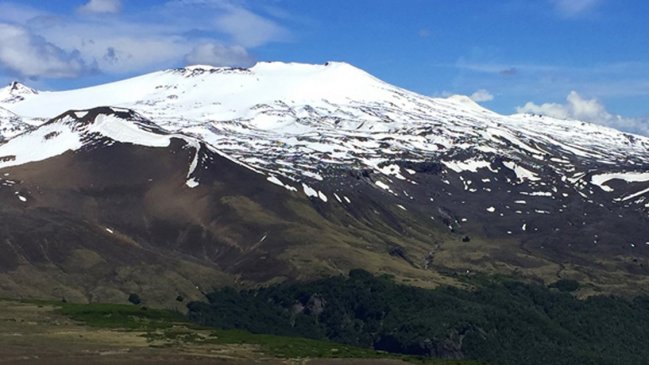 Buscan a tres turistas perdidos en volcán Quetrupillán