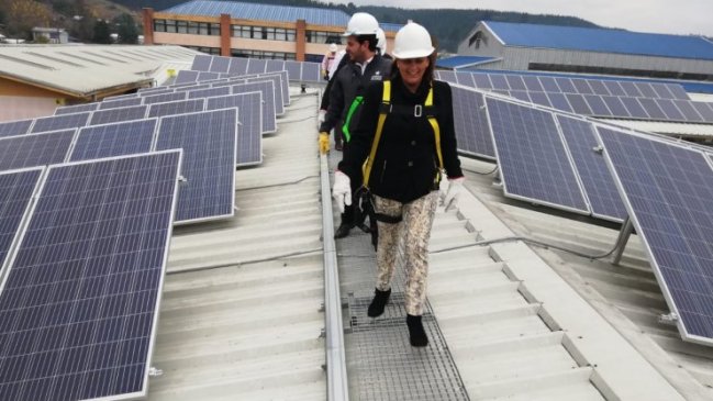  Liceo de Coelemu llenó su techumbre de paneles solares  