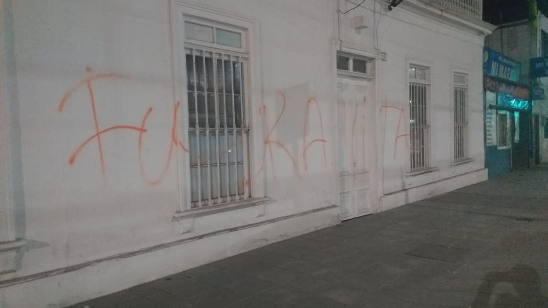 Rayaron frontis de la Casa Celeste tras derrota de Deportes Iquique ante Universidad de Chile