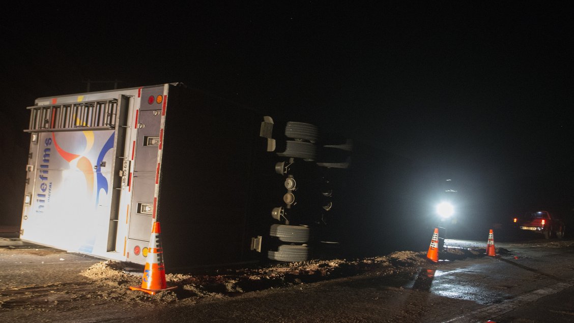 Un lesionado dejó volcamiento de camión en ingreso a Antofagasta
