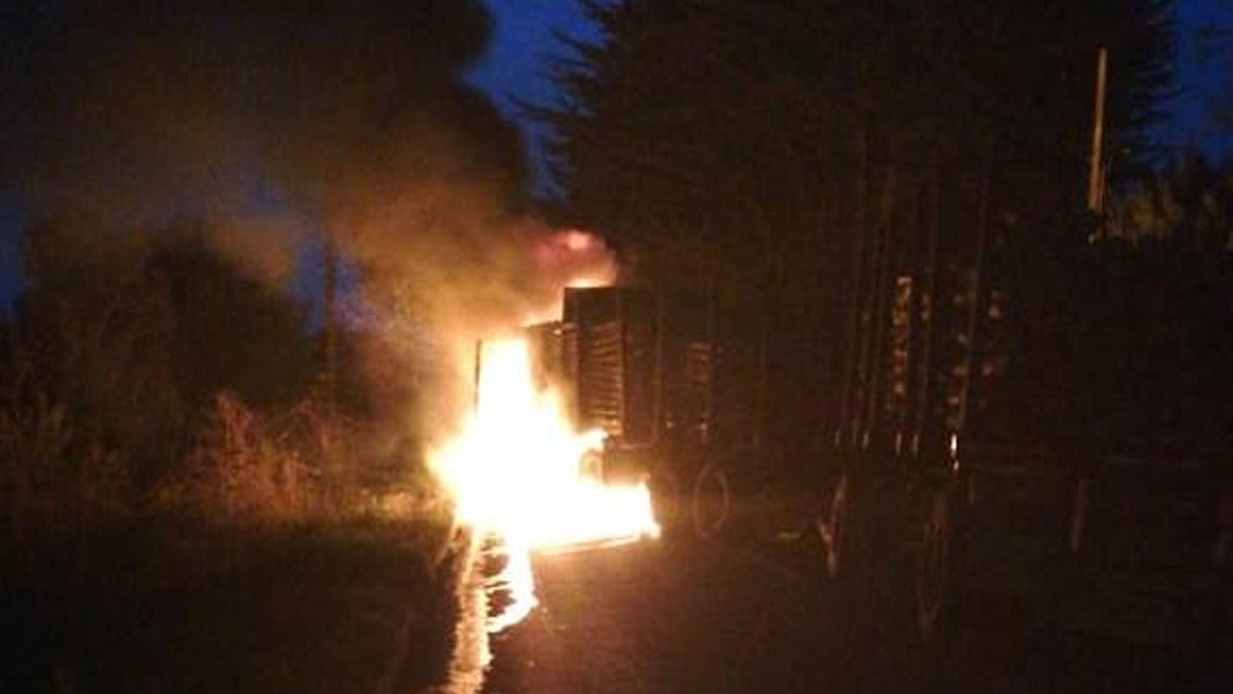 Encapuchados quemaron camión en ruta que une Cañete y Contulmo