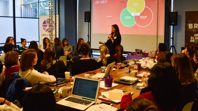 Academia de innovación ofrece becas para que mujeres se perfeccionen en Estados Unidos