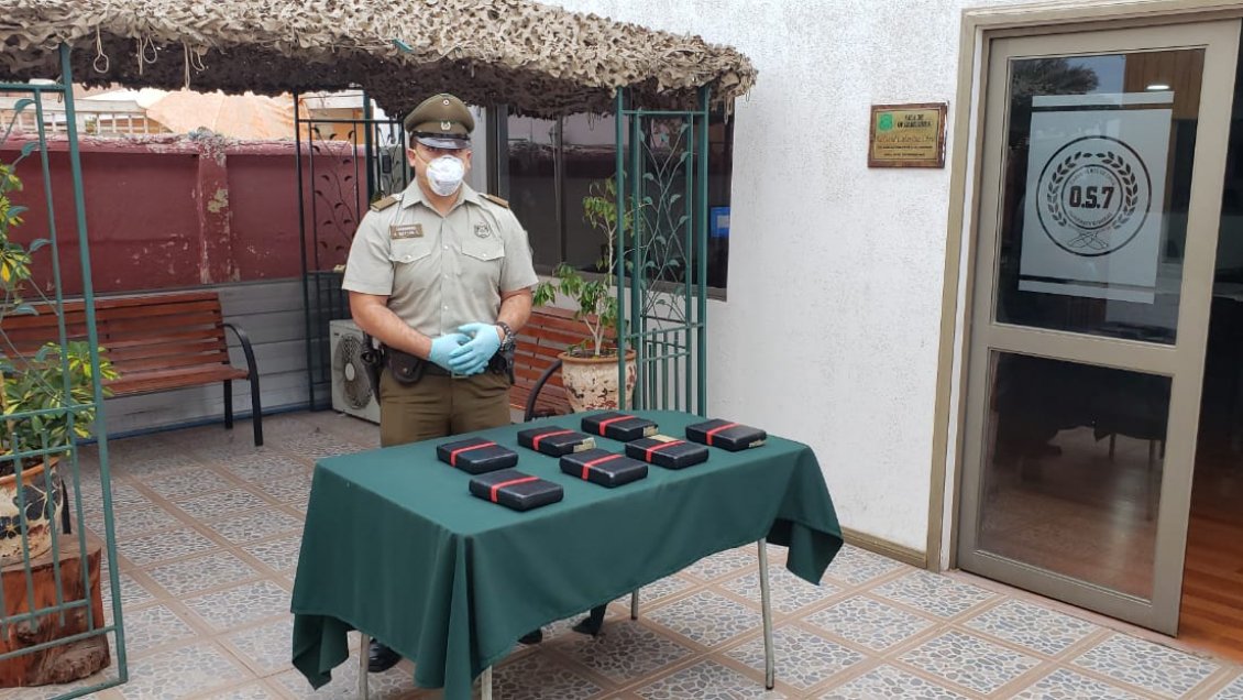 Encuentran más de 16 millones en clorhidrato de cocaína escondida arriba de un bus