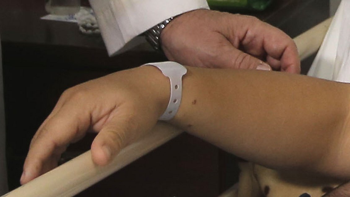 Trabajadora está hospitalizada por golpiza de delincuentes dentro de casa piloto