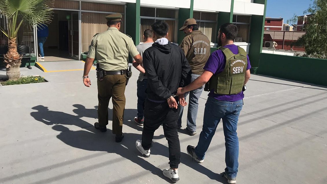 Carabineros sorprendió a dos jóvenes huyendo en un auto recién robado