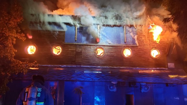 Incendio destruyó conocido restaurante Ocean Pacific's de Santiago