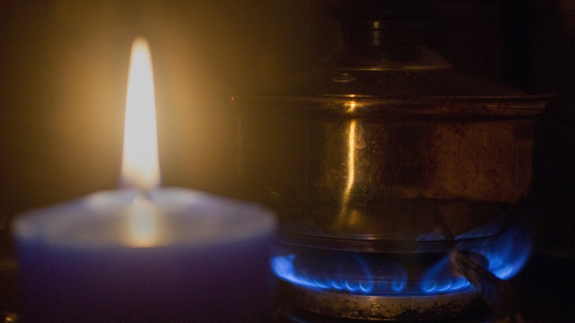 Casi 30 mil hogares viven sin luz en Chile