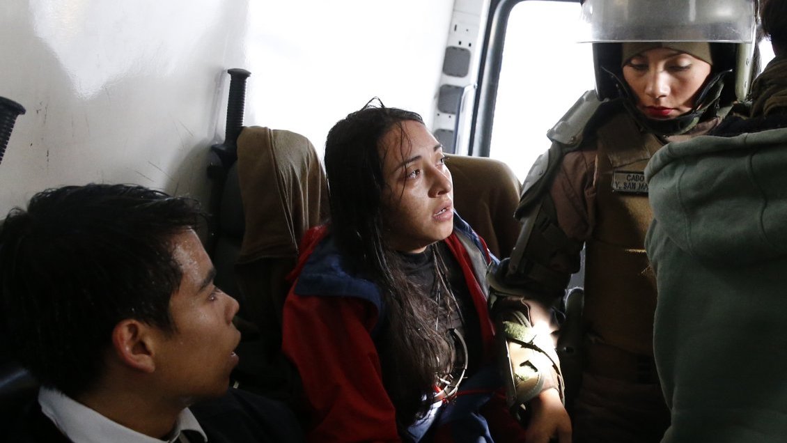 Defensoría Popular presentó querella contra carabinera por agresión a fotógrafa