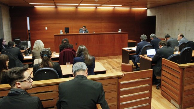 Mujer quedó con prohibición de acercarse a sus nietos tras quemarles las manos