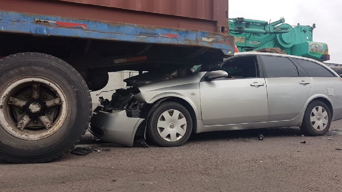 Iquique: Conductor incrustó su vehículo en la parte trasera de un camión
