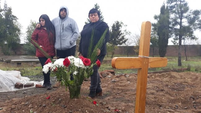 Humedad desfondó ataúd y viuda tuvo que sacar con sus manos cadáver del barro