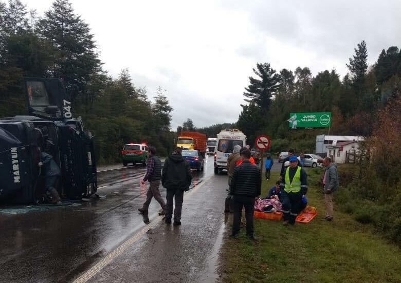 Accidente de tránsito en la ruta que une Valdivia y Paillaco moviliza a organismos de emergencia